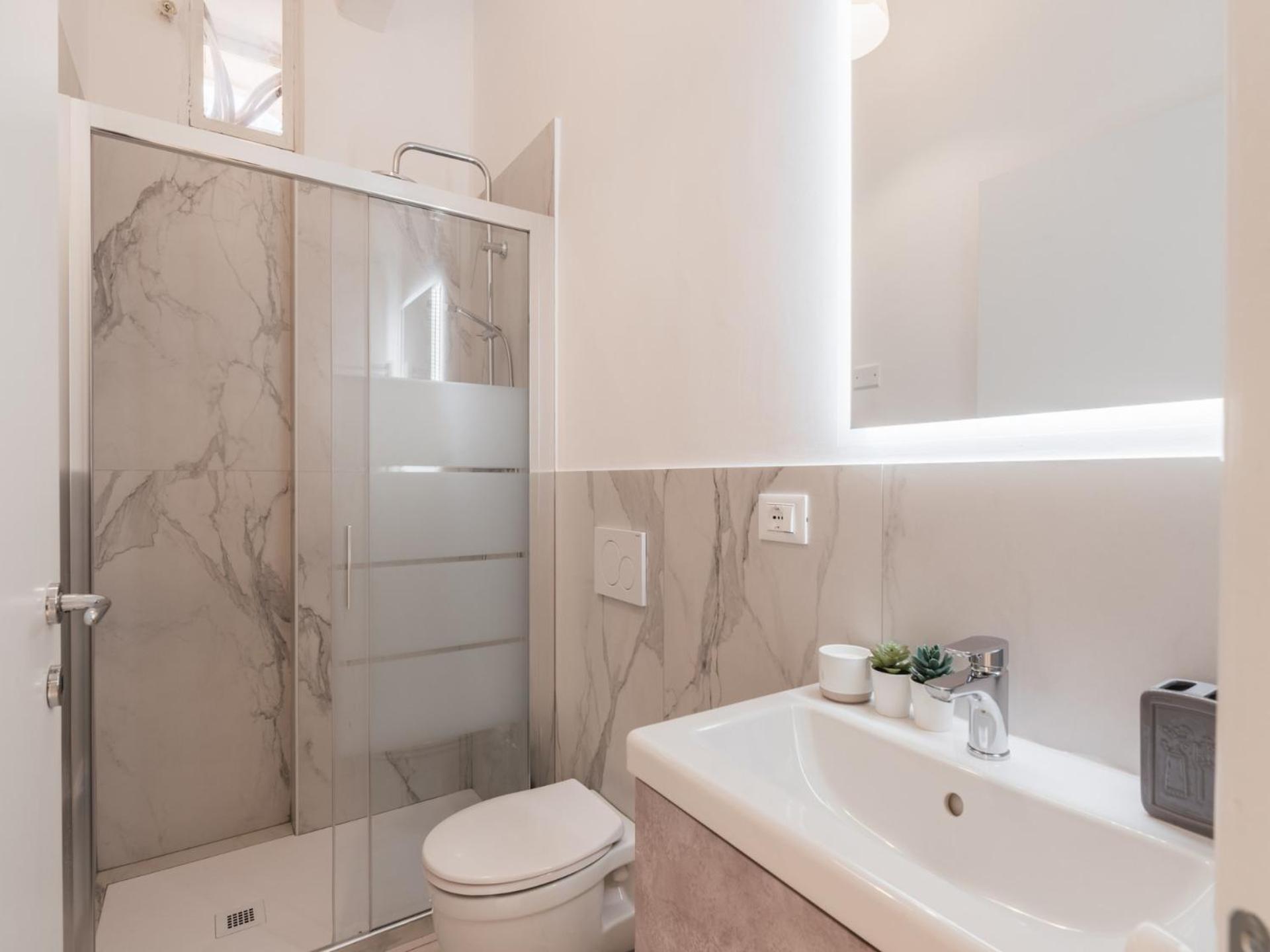 The Best Rent - Spacious One-Bedroom Apartment Near Colosseum Рим Экстерьер фото