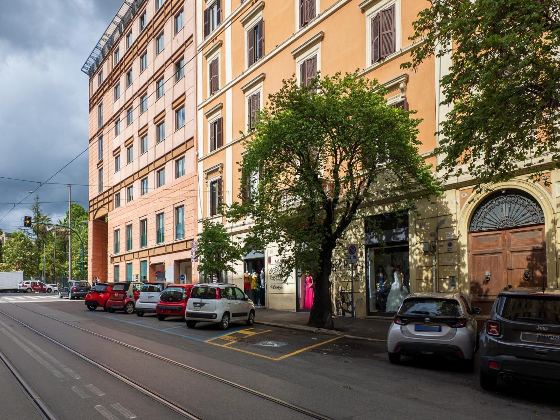 The Best Rent - Spacious One-Bedroom Apartment Near Colosseum Рим Экстерьер фото